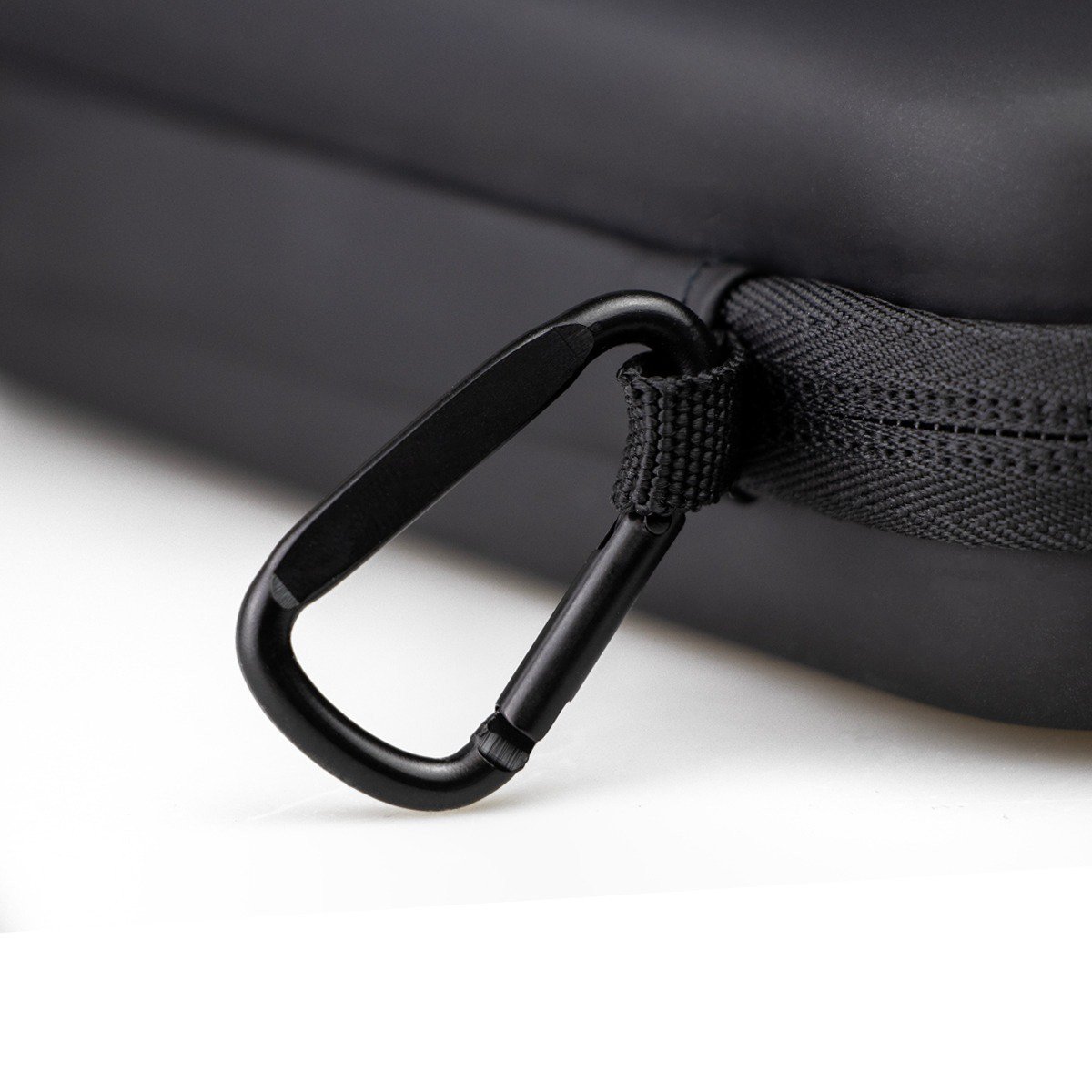 BULL'S (NL) - MORPH - DARTS CASE - HOLDS 2 FULL SETS - RED